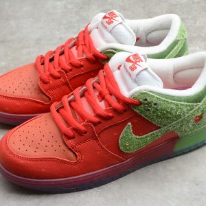 SB DUNK LOW cough strawberry CW7903-601