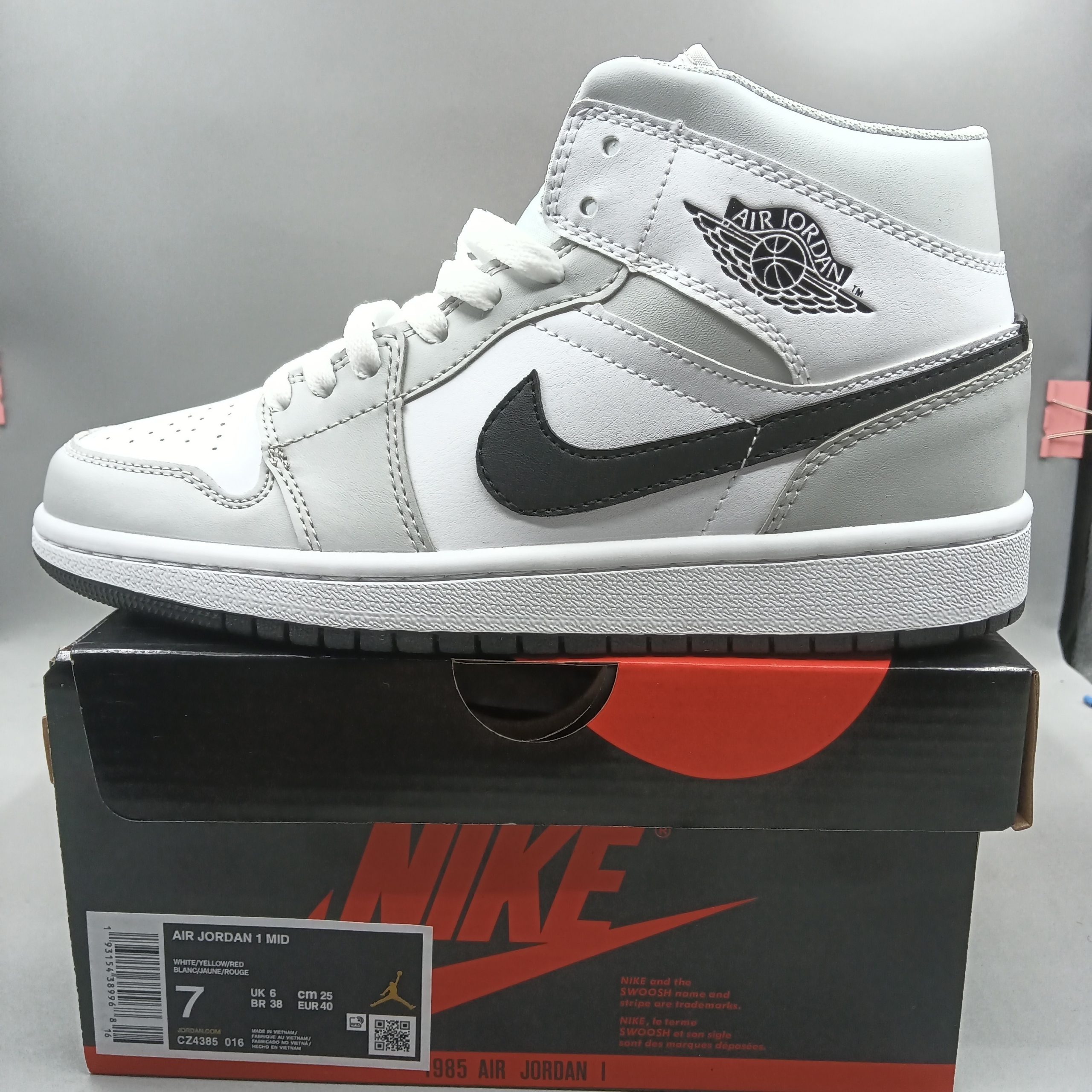 Nike Wmns Air Jordan 1 Mid "Smoke Grey"